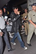 Shahrukh Khan leave for Muscat Valentine show in Mumbai Airport on 12th Feb 2013 (6).JPG